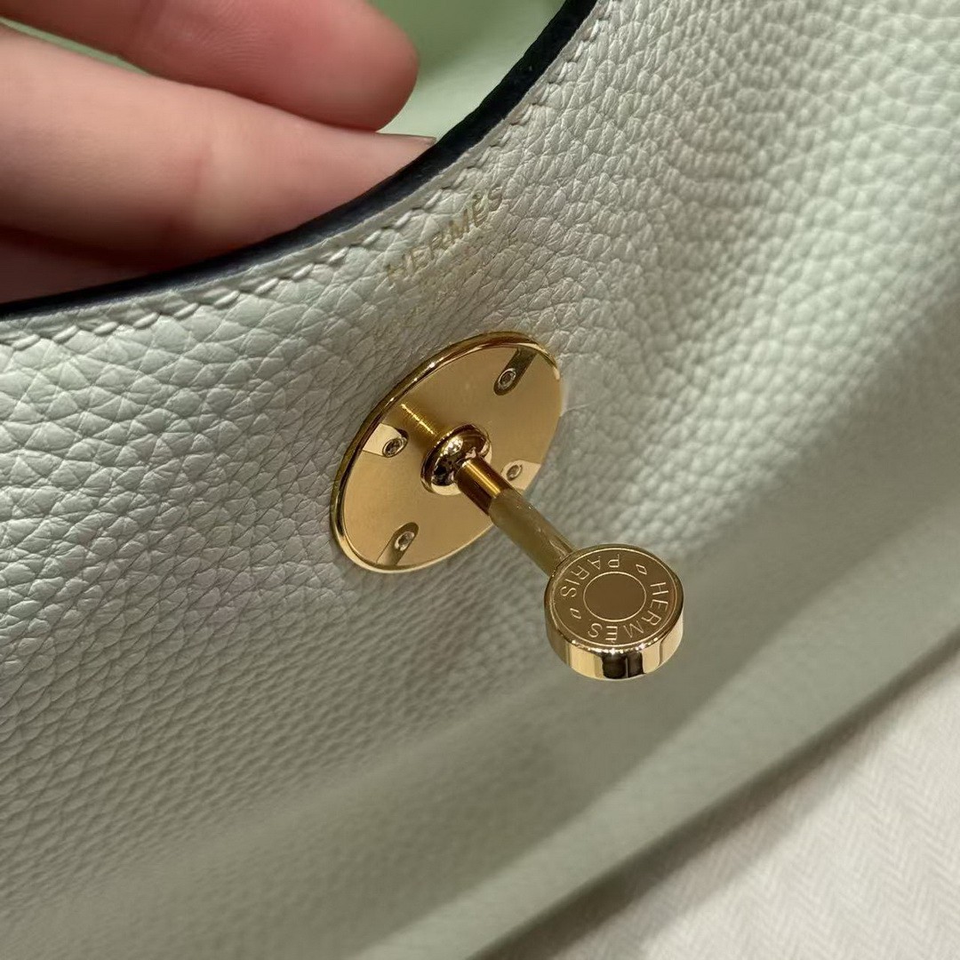 Hermes Lindy 26 CM Bag Handmade In Taurillon Clemence Leather Gold Hardware 0S Vert Fizz - Image 6