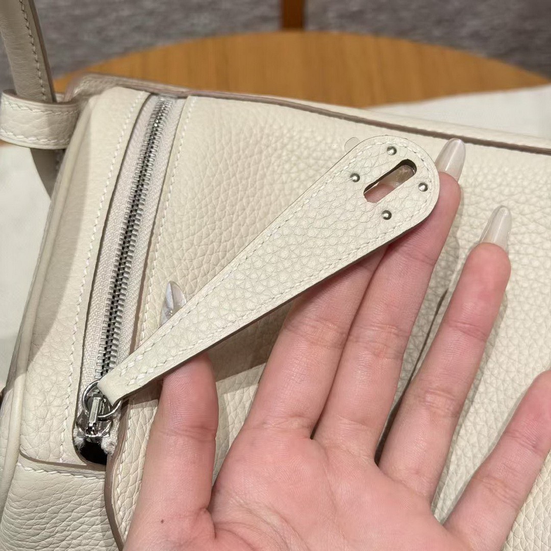 Hermes Lindy 26 CM Bag Handmade In Taurillon Clemence Leather Silver Hardware 10 Craie - Image 9