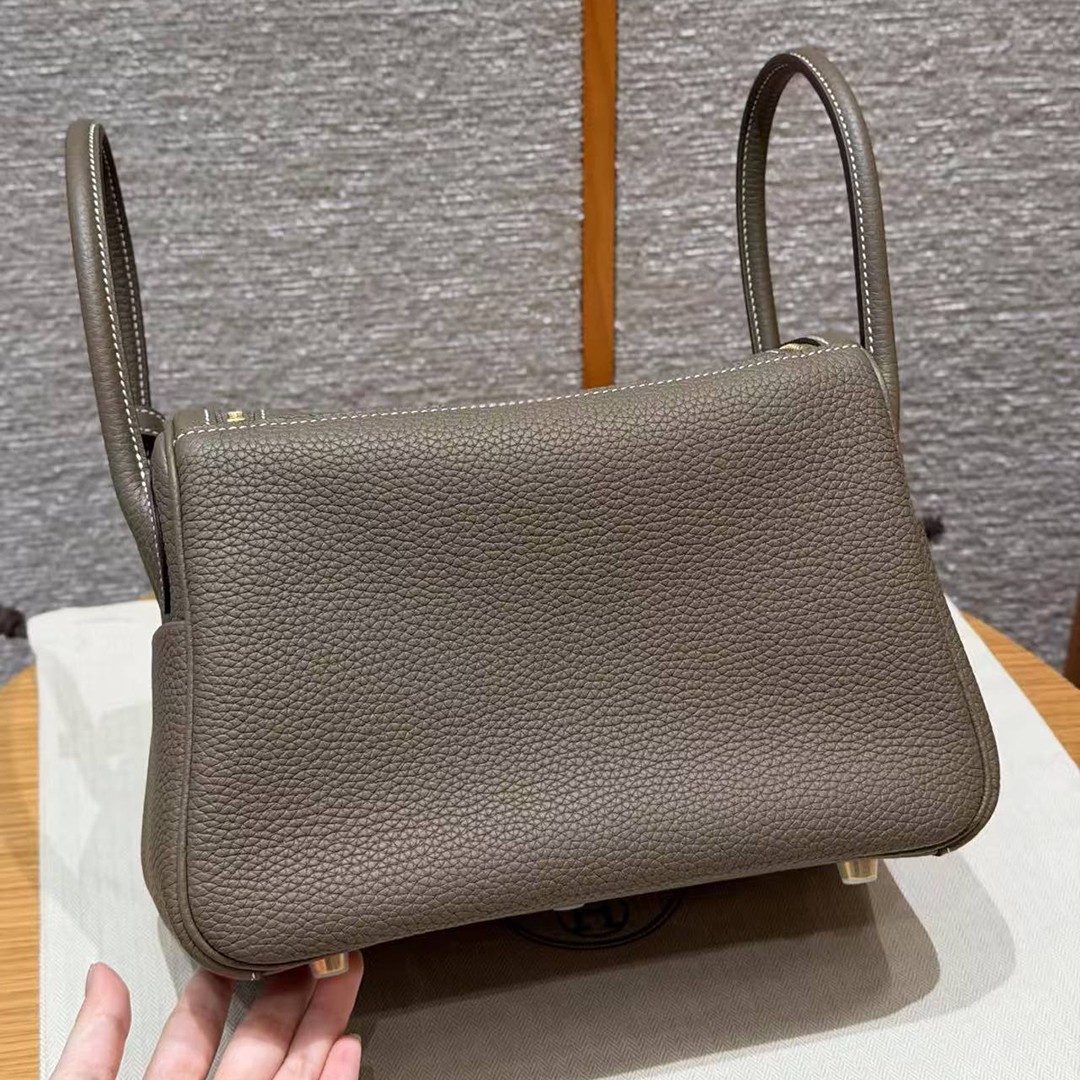 Hermes Lindy 26 CM Bag Handmade In Taurillon Clemence Leather Gold Hardware 18 Etoupe - Image 2