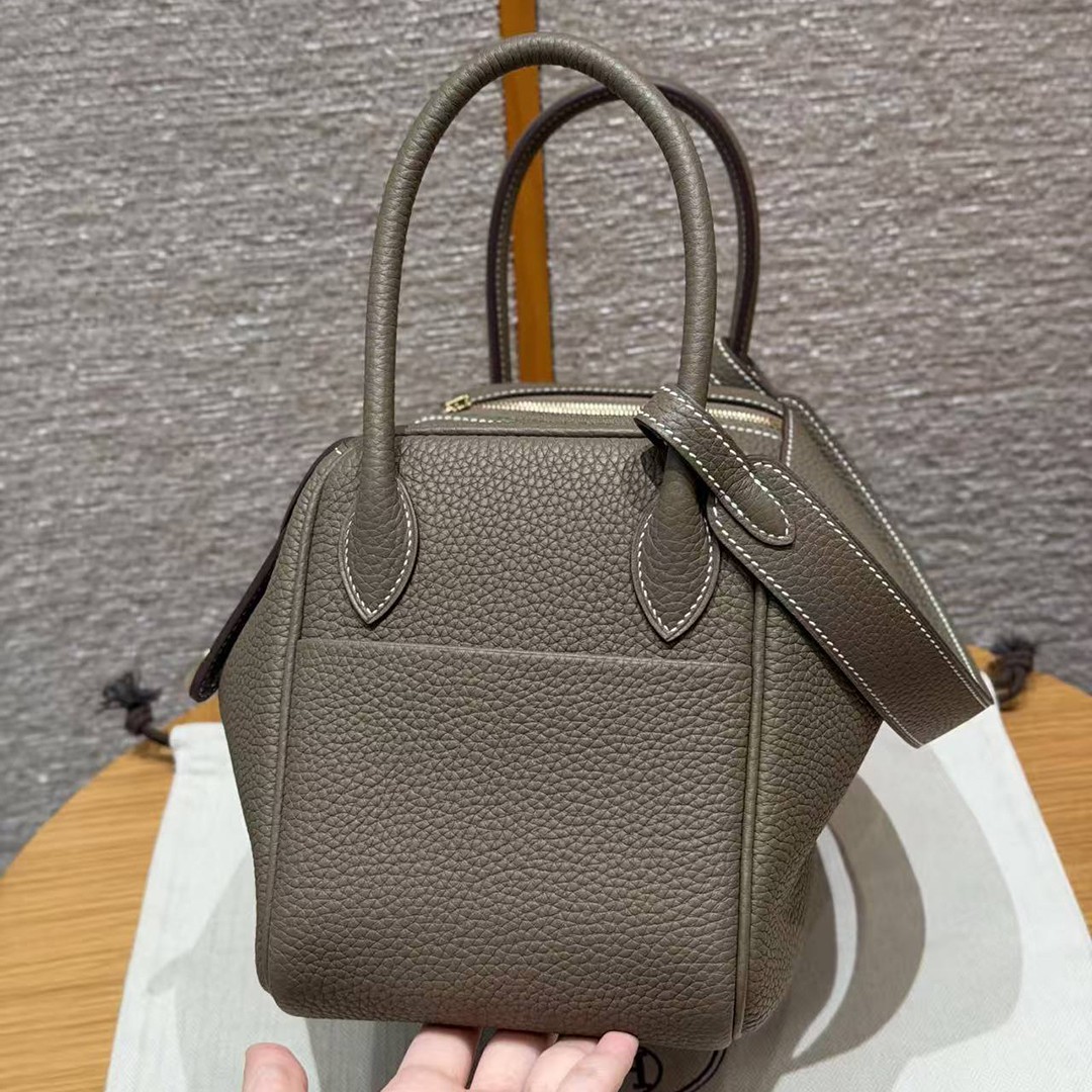 Hermes Lindy 26 CM Bag Handmade In Taurillon Clemence Leather Gold Hardware 18 Etoupe - Image 19