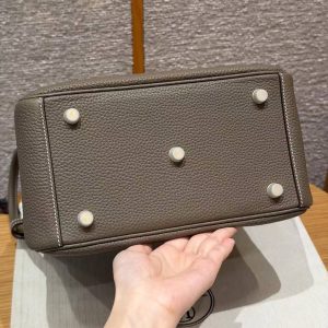Hermes Lindy 26 CM Bag Handmade In Taurillon Clemence Leather Gold Hardware 18 Etoupe - Image 18