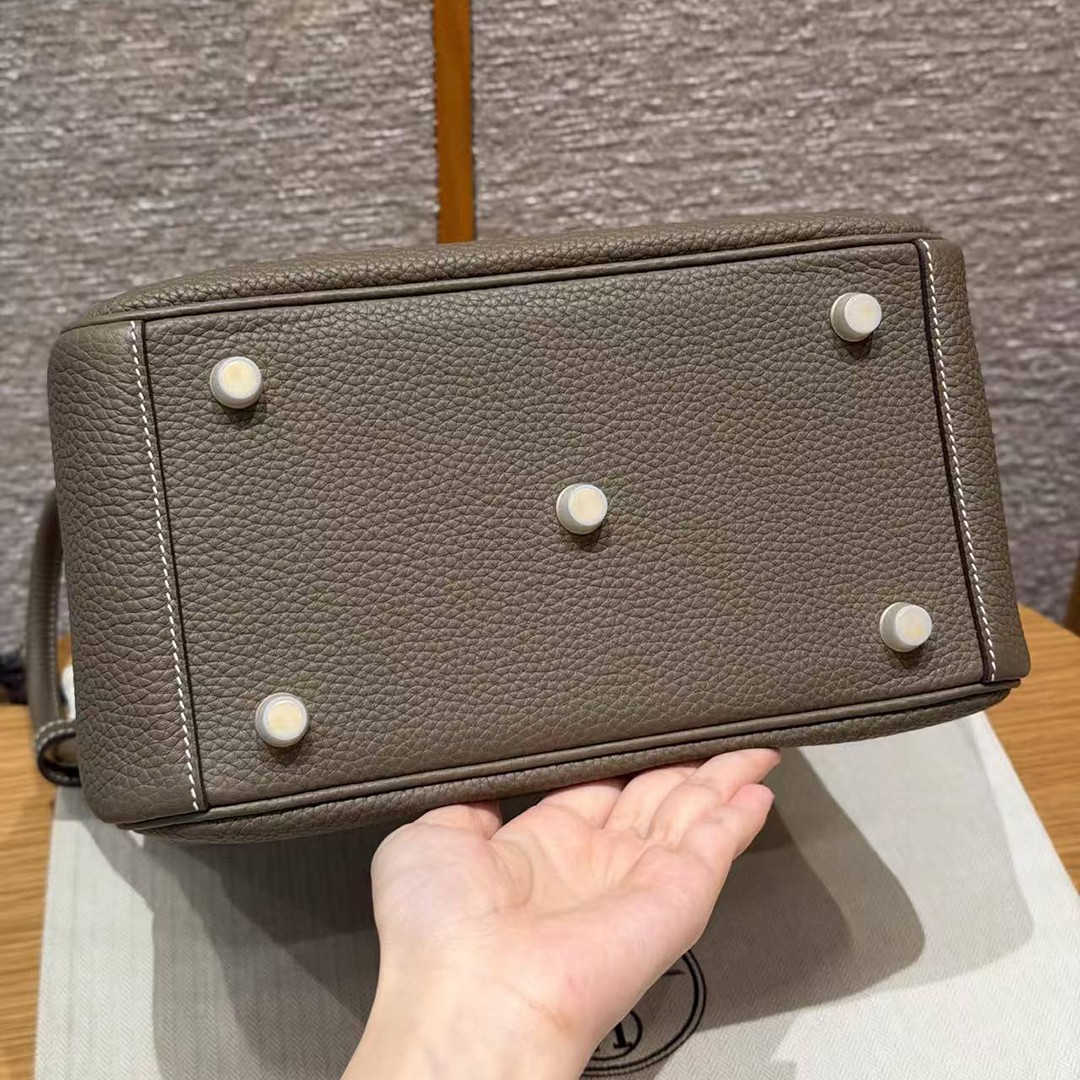 Hermes Lindy 26 CM Bag Handmade In Taurillon Clemence Leather Gold Hardware 18 Etoupe - Image 18