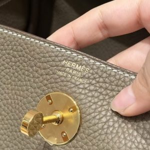 Hermes Lindy 26 CM Bag Handmade In Taurillon Clemence Leather Gold Hardware 18 Etoupe - Image 16