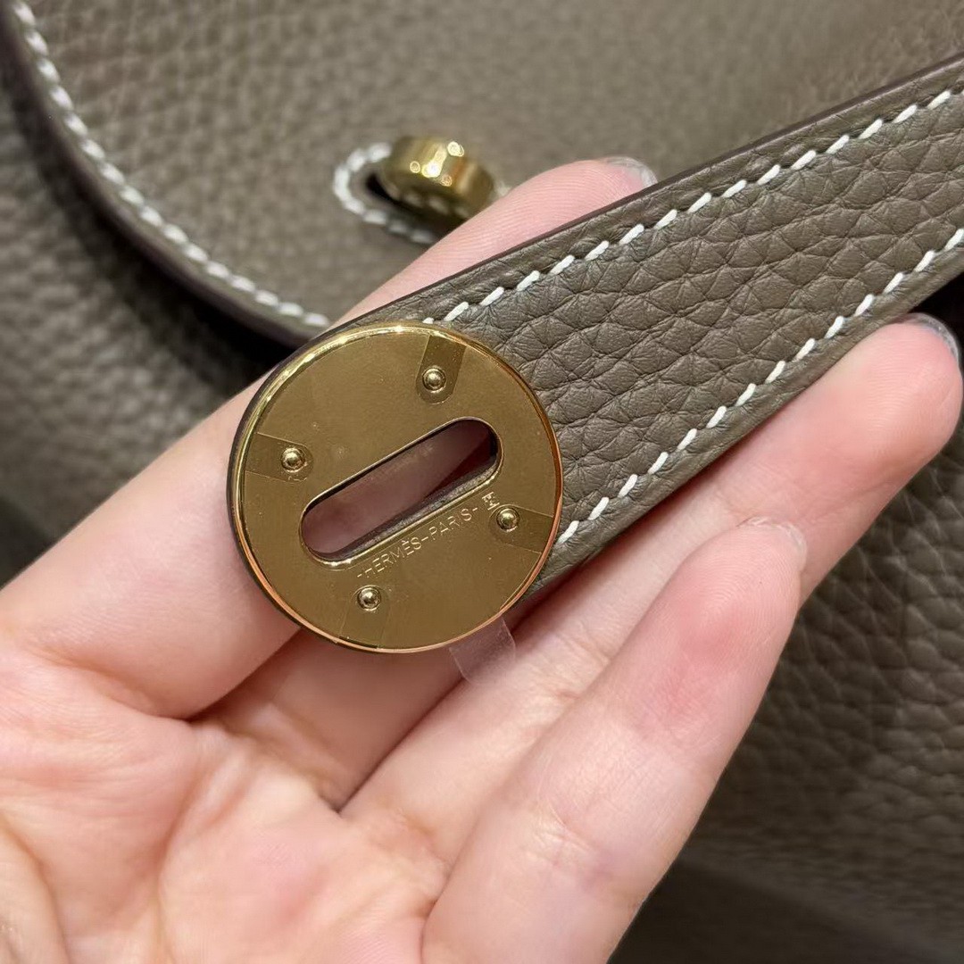 Hermes Lindy 26 CM Bag Handmade In Taurillon Clemence Leather Gold Hardware 18 Etoupe - Image 15