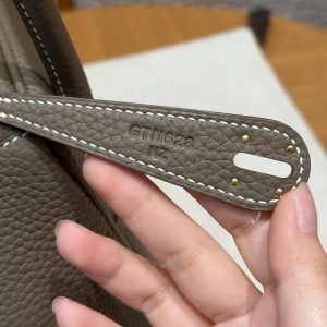 Hermes Lindy 26 CM Bag Handmade In Taurillon Clemence Leather Gold Hardware 18 Etoupe - Image 14
