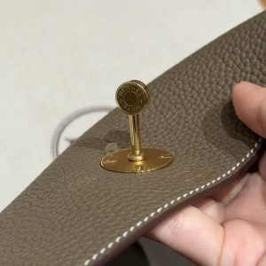 Hermes Lindy 26 CM Bag Handmade In Taurillon Clemence Leather Gold Hardware 18 Etoupe - Image 13