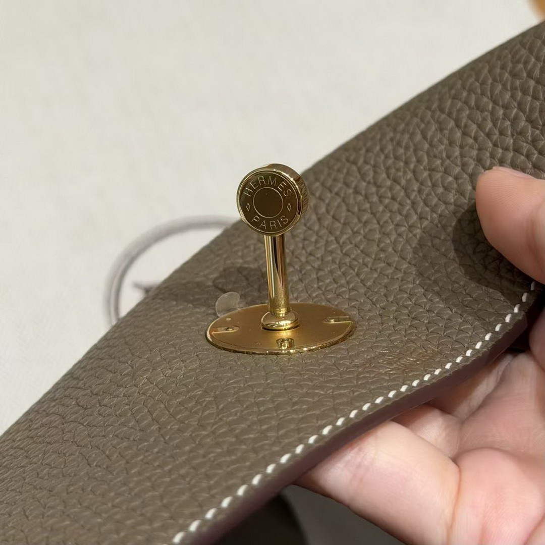 Hermes Lindy 26 CM Bag Handmade In Taurillon Clemence Leather Gold Hardware 18 Etoupe - Image 13