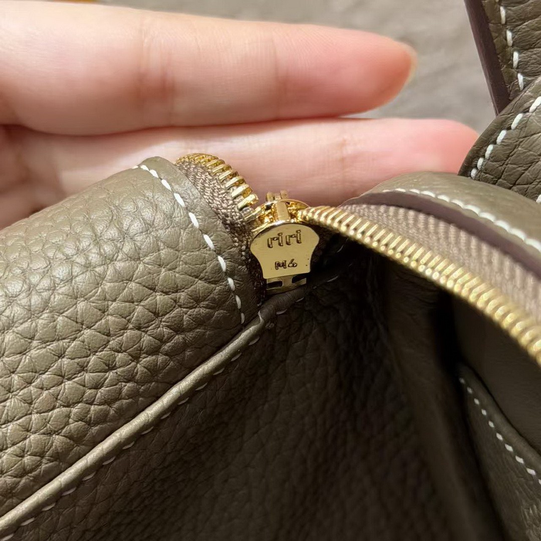 Hermes Lindy 26 CM Bag Handmade In Taurillon Clemence Leather Gold Hardware 18 Etoupe - Image 12