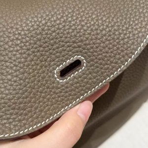 Hermes Lindy 26 CM Bag Handmade In Taurillon Clemence Leather Gold Hardware 18 Etoupe - Image 11
