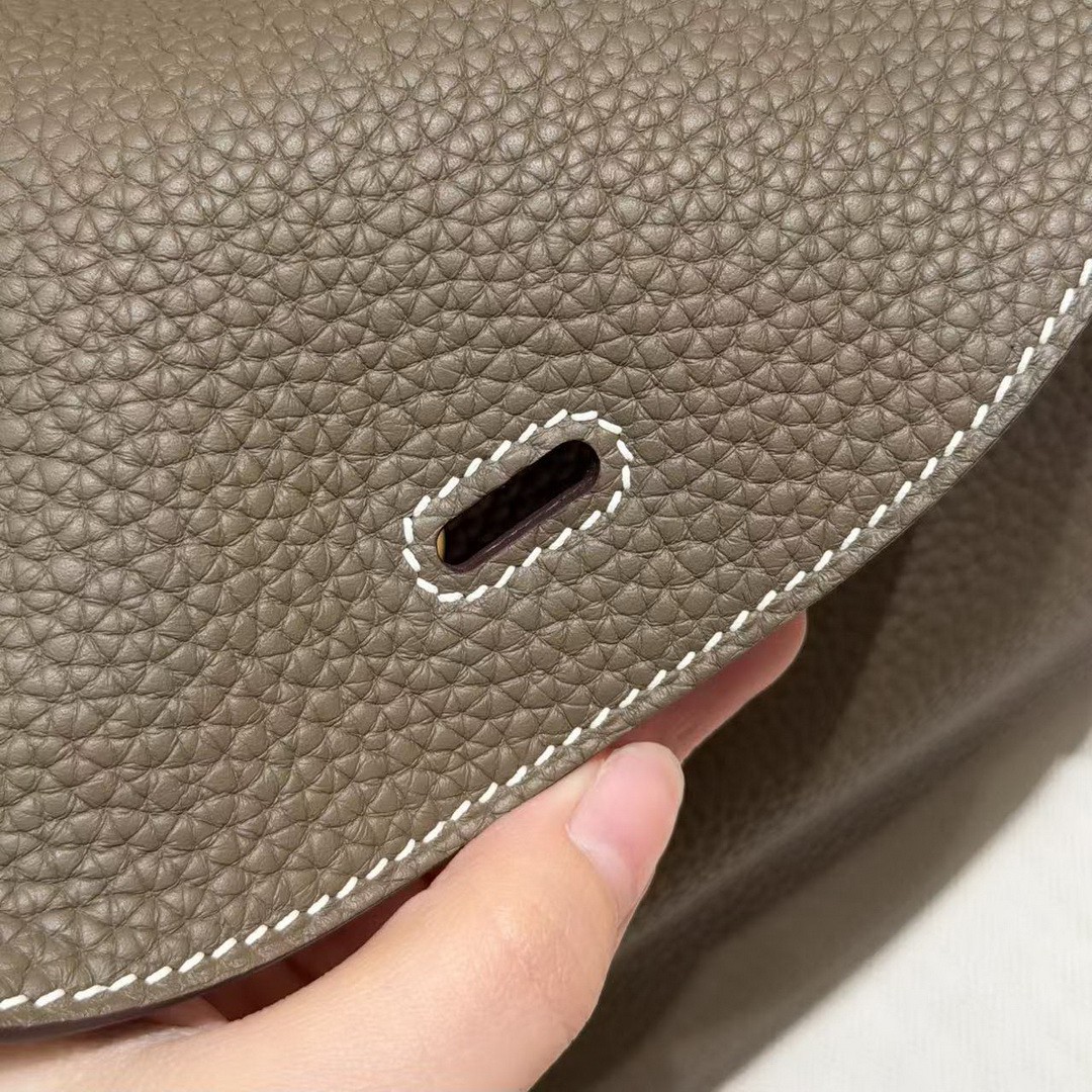 Hermes Lindy 26 CM Bag Handmade In Taurillon Clemence Leather Gold Hardware 18 Etoupe - Image 11