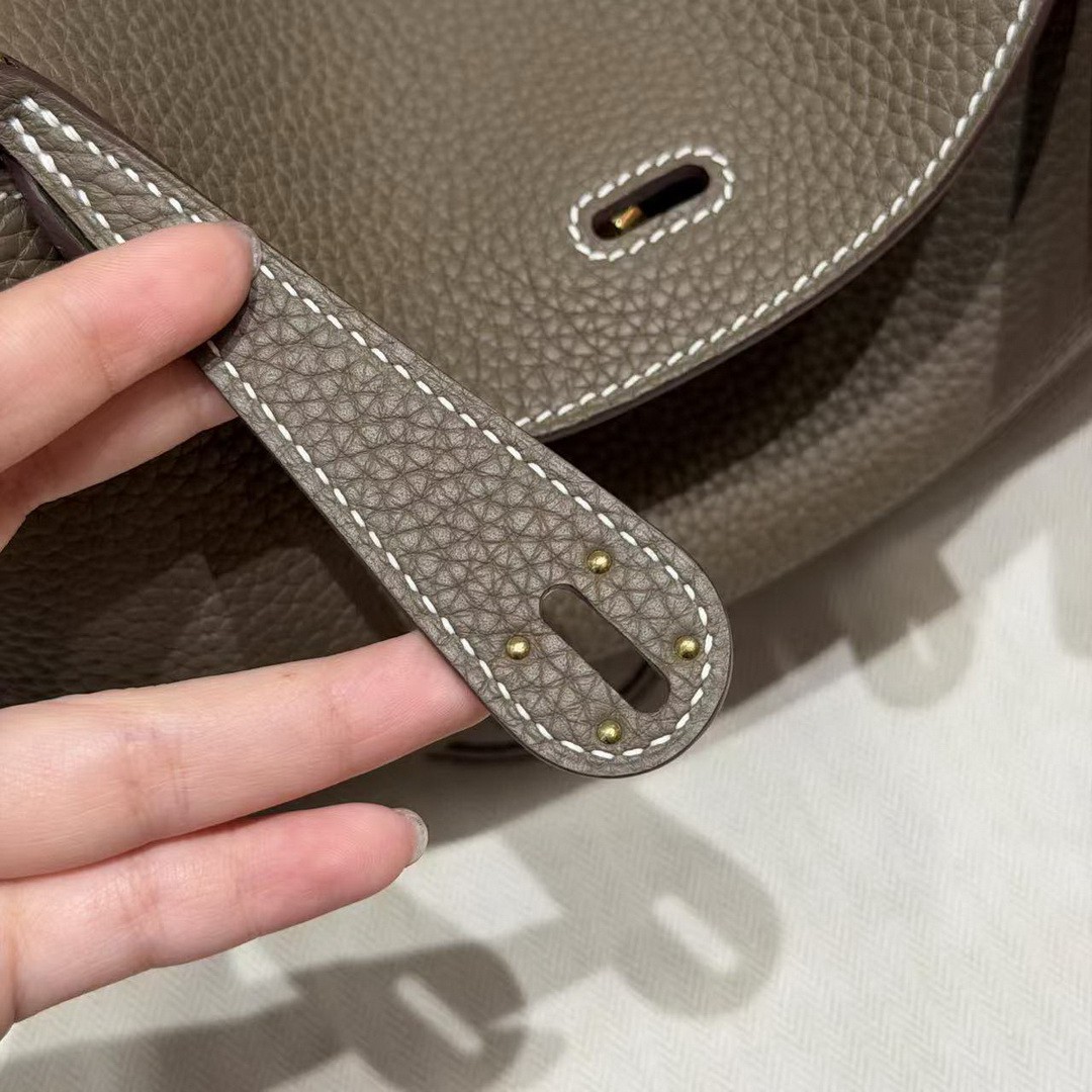 Hermes Lindy 26 CM Bag Handmade In Taurillon Clemence Leather Gold Hardware 18 Etoupe - Image 9