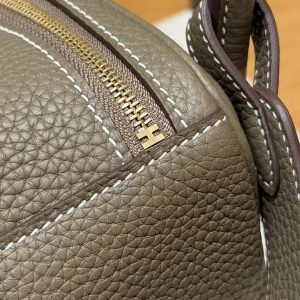 Hermes Lindy 26 CM Bag Handmade In Taurillon Clemence Leather Gold Hardware 18 Etoupe - Image 8