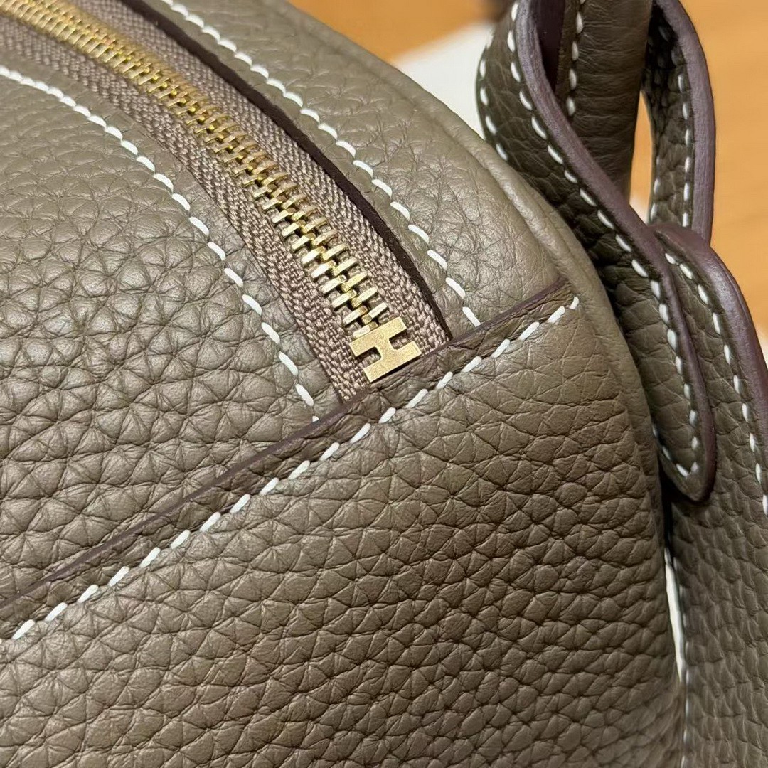 Hermes Lindy 26 CM Bag Handmade In Taurillon Clemence Leather Gold Hardware 18 Etoupe - Image 8