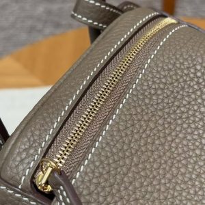 Hermes Lindy 26 CM Bag Handmade In Taurillon Clemence Leather Gold Hardware 18 Etoupe - Image 7