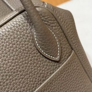 Hermes Lindy 26 CM Bag Handmade In Taurillon Clemence Leather Gold Hardware 18 Etoupe - Image 6