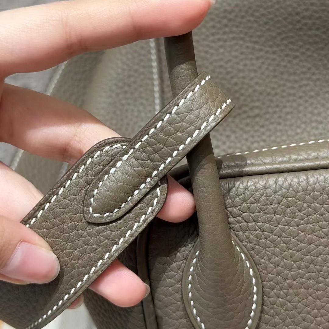 Hermes Lindy 26 CM Bag Handmade In Taurillon Clemence Leather Gold Hardware 18 Etoupe - Image 5