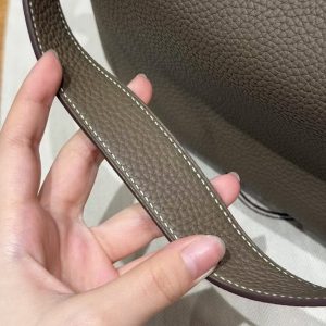 Hermes Lindy 26 CM Bag Handmade In Taurillon Clemence Leather Gold Hardware 18 Etoupe - Image 4