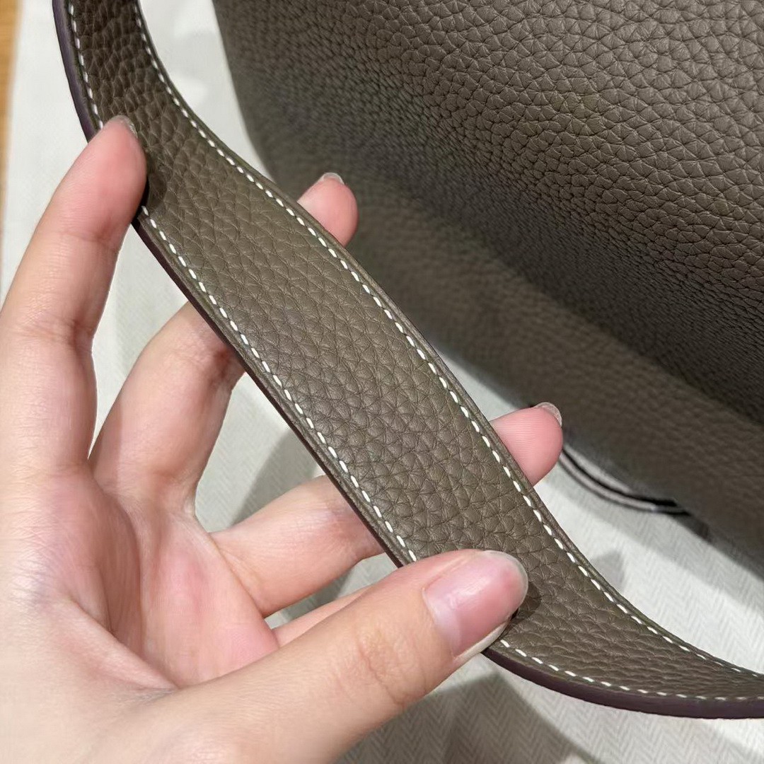 Hermes Lindy 26 CM Bag Handmade In Taurillon Clemence Leather Gold Hardware 18 Etoupe - Image 4