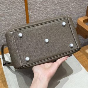 Hermes Lindy 26 CM Bag Handmade In Taurillon Clemence Leather Silver Hardware 18 Etoupe - Image 16