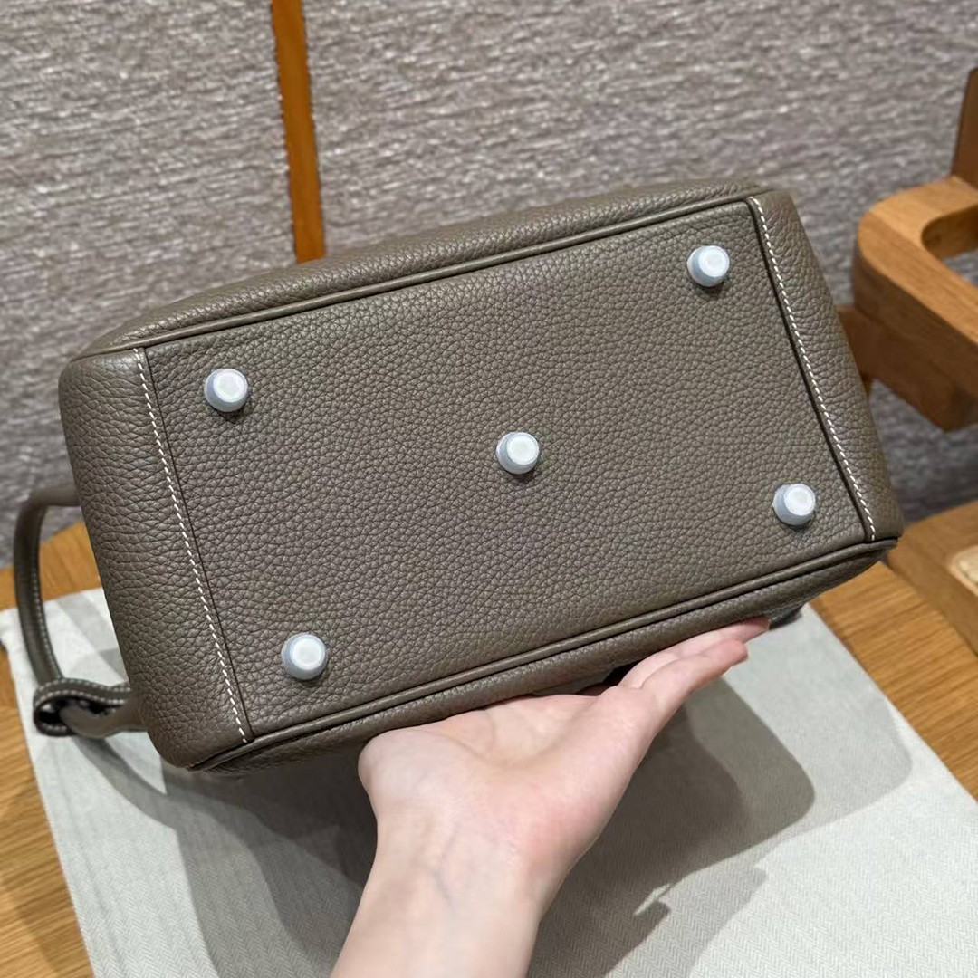 Hermes Lindy 26 CM Bag Handmade In Taurillon Clemence Leather Silver Hardware 18 Etoupe - Image 16
