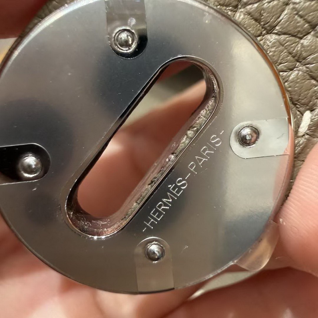 Hermes Lindy 26 CM Bag Handmade In Taurillon Clemence Leather Silver Hardware 18 Etoupe - Image 14