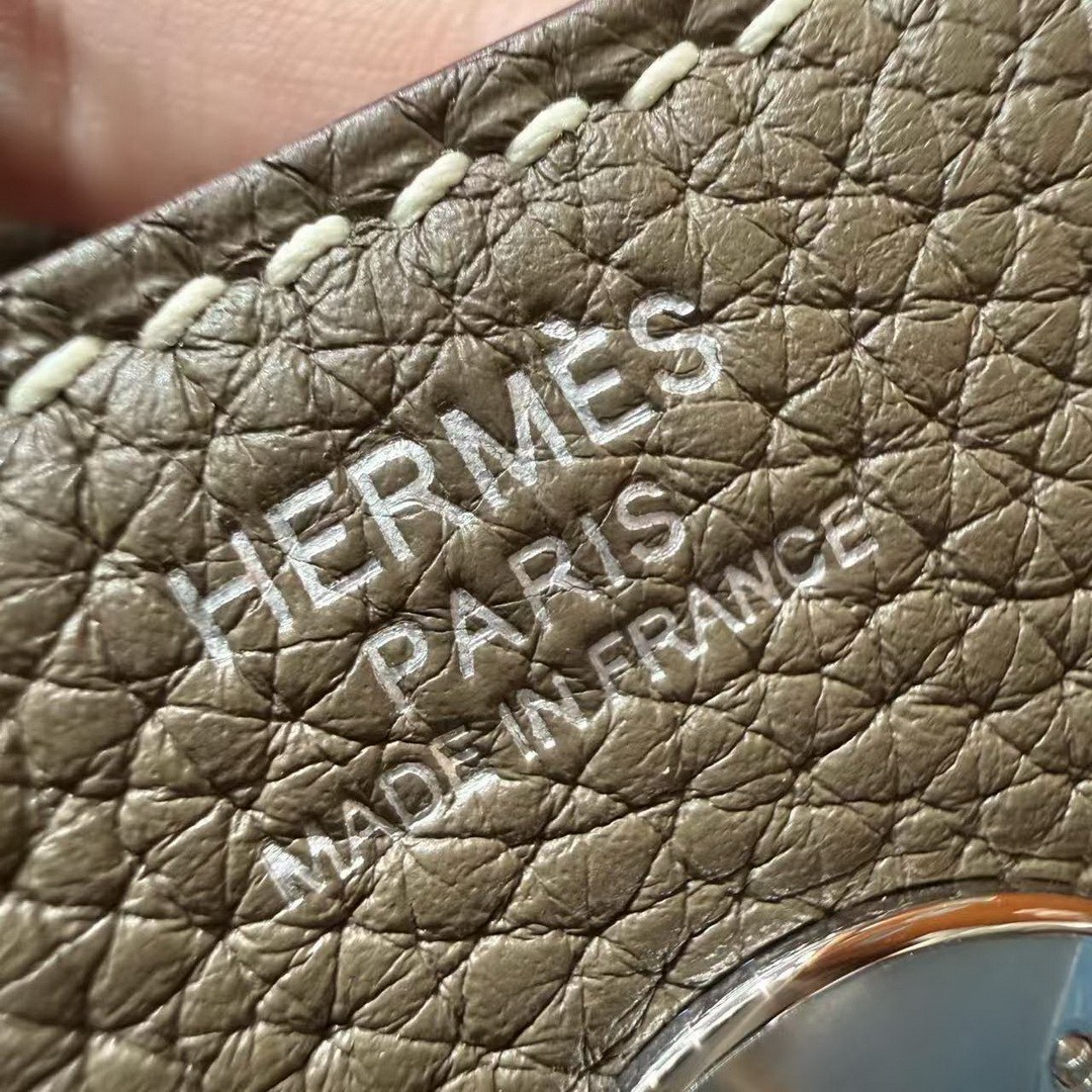 Hermes Lindy 26 CM Bag Handmade In Taurillon Clemence Leather Silver Hardware 18 Etoupe - Image 13
