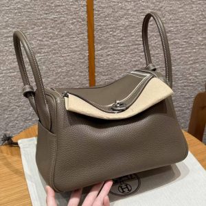 Hermes Lindy 26 CM Bag Handmade In Taurillon Clemence Leather Silver Hardware 18 Etoupe - Image 11
