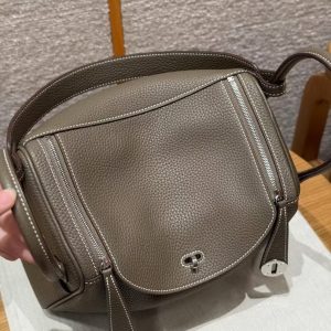 Hermes Lindy 26 CM Bag Handmade In Taurillon Clemence Leather Silver Hardware 18 Etoupe - Image 10