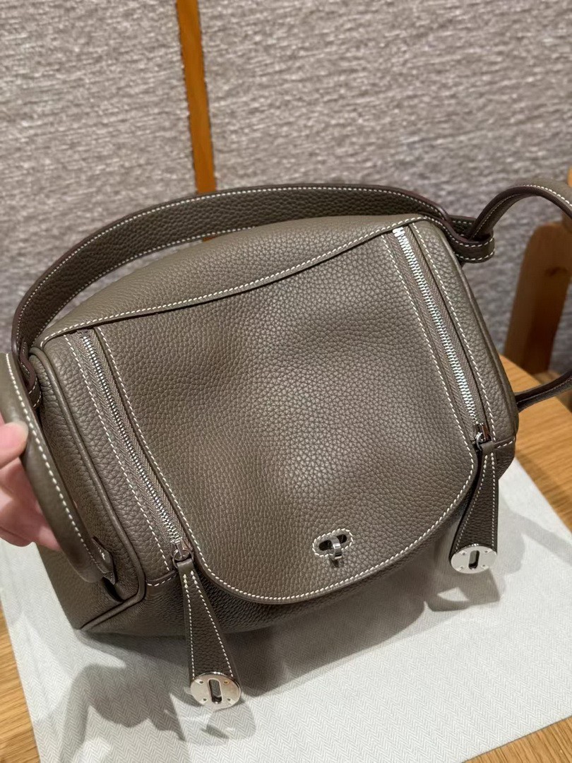 Hermes Lindy 26 CM Bag Handmade In Taurillon Clemence Leather Silver Hardware 18 Etoupe - Image 10
