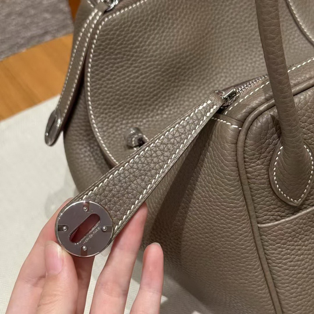 Hermes Lindy 26 CM Bag Handmade In Taurillon Clemence Leather Silver Hardware 18 Etoupe - Image 9