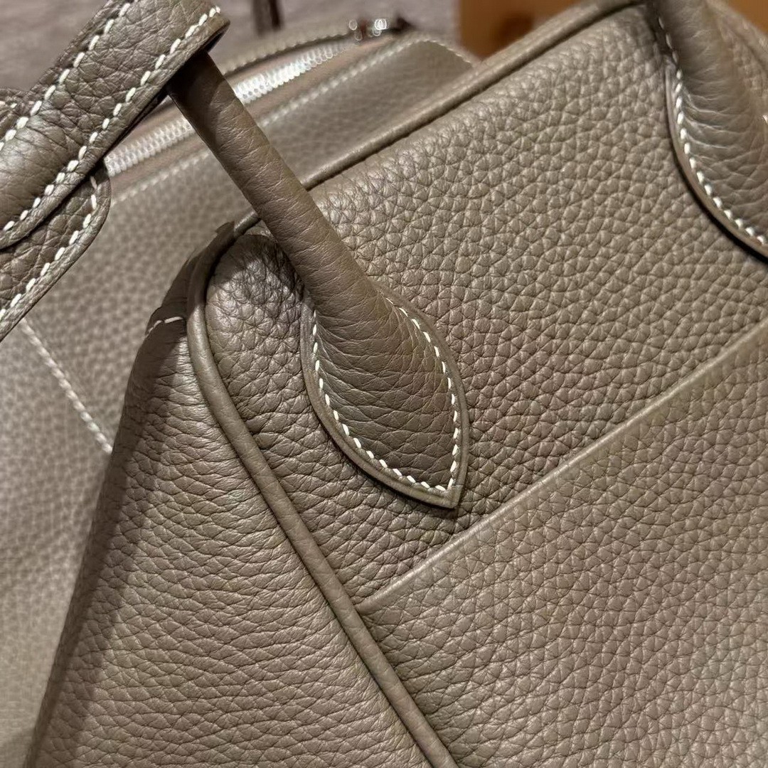 Hermes Lindy 26 CM Bag Handmade In Taurillon Clemence Leather Silver Hardware 18 Etoupe - Image 7