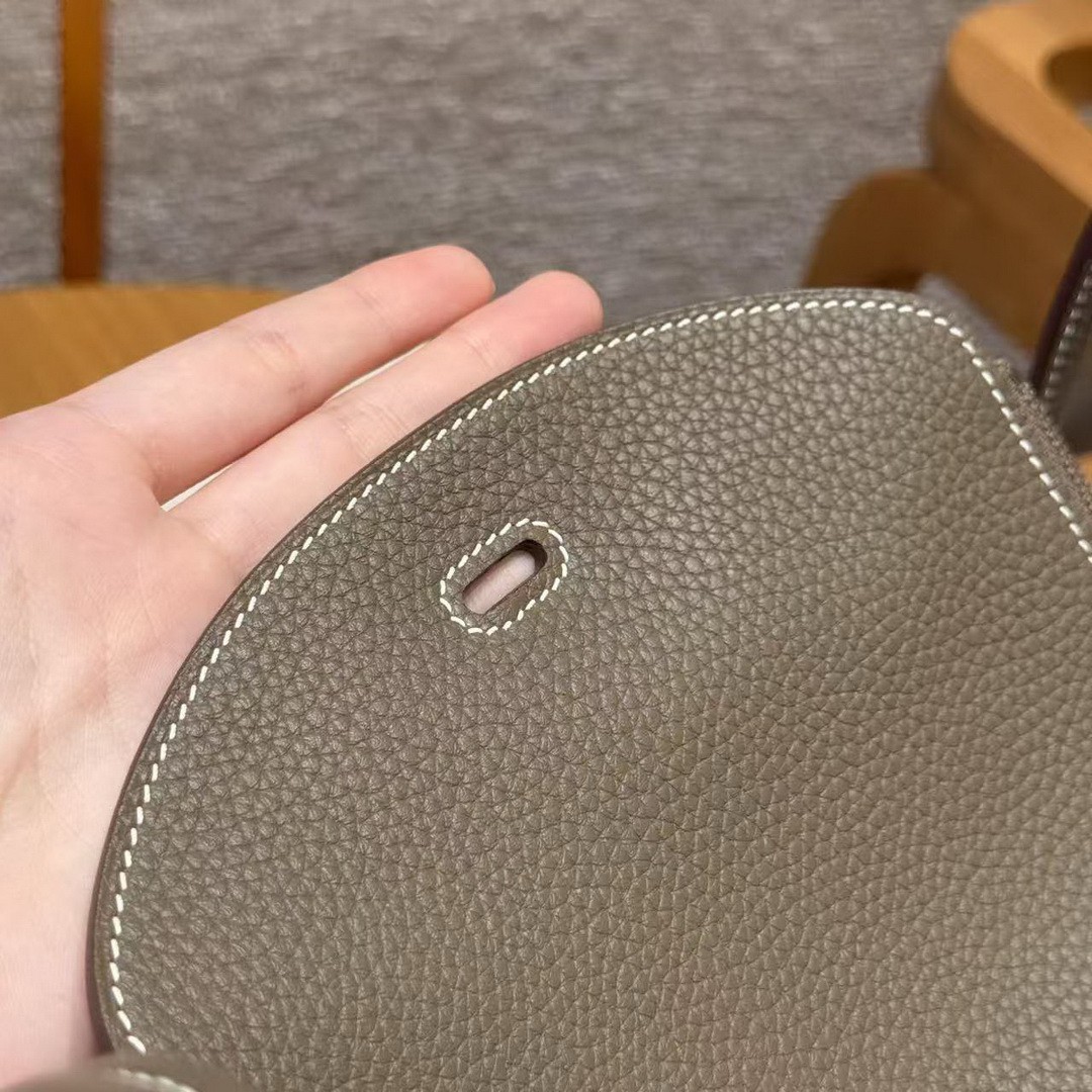 Hermes Lindy 26 CM Bag Handmade In Taurillon Clemence Leather Silver Hardware 18 Etoupe - Image 5