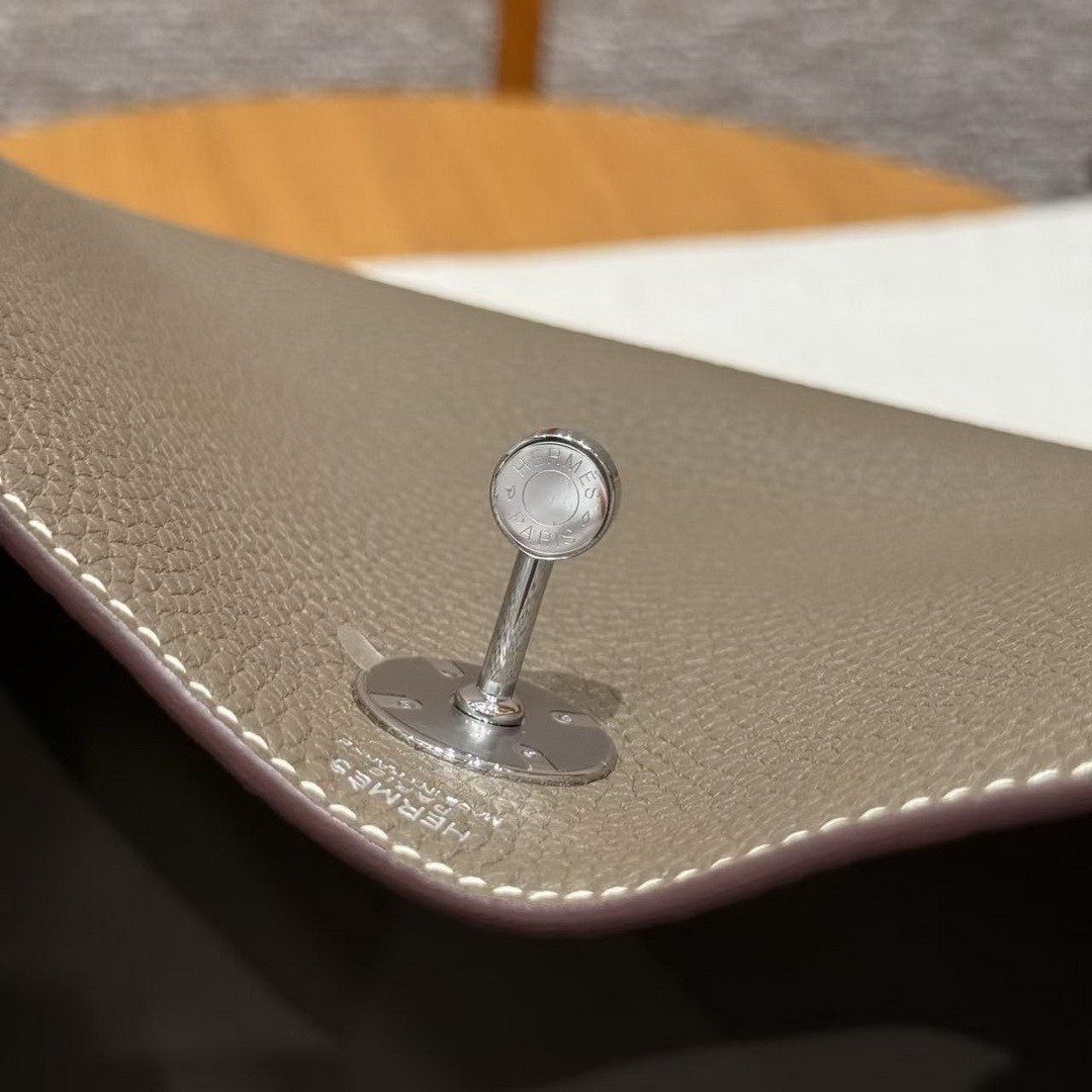 Hermes Lindy 26 CM Bag Handmade In Taurillon Clemence Leather Silver Hardware 18 Etoupe - Image 4