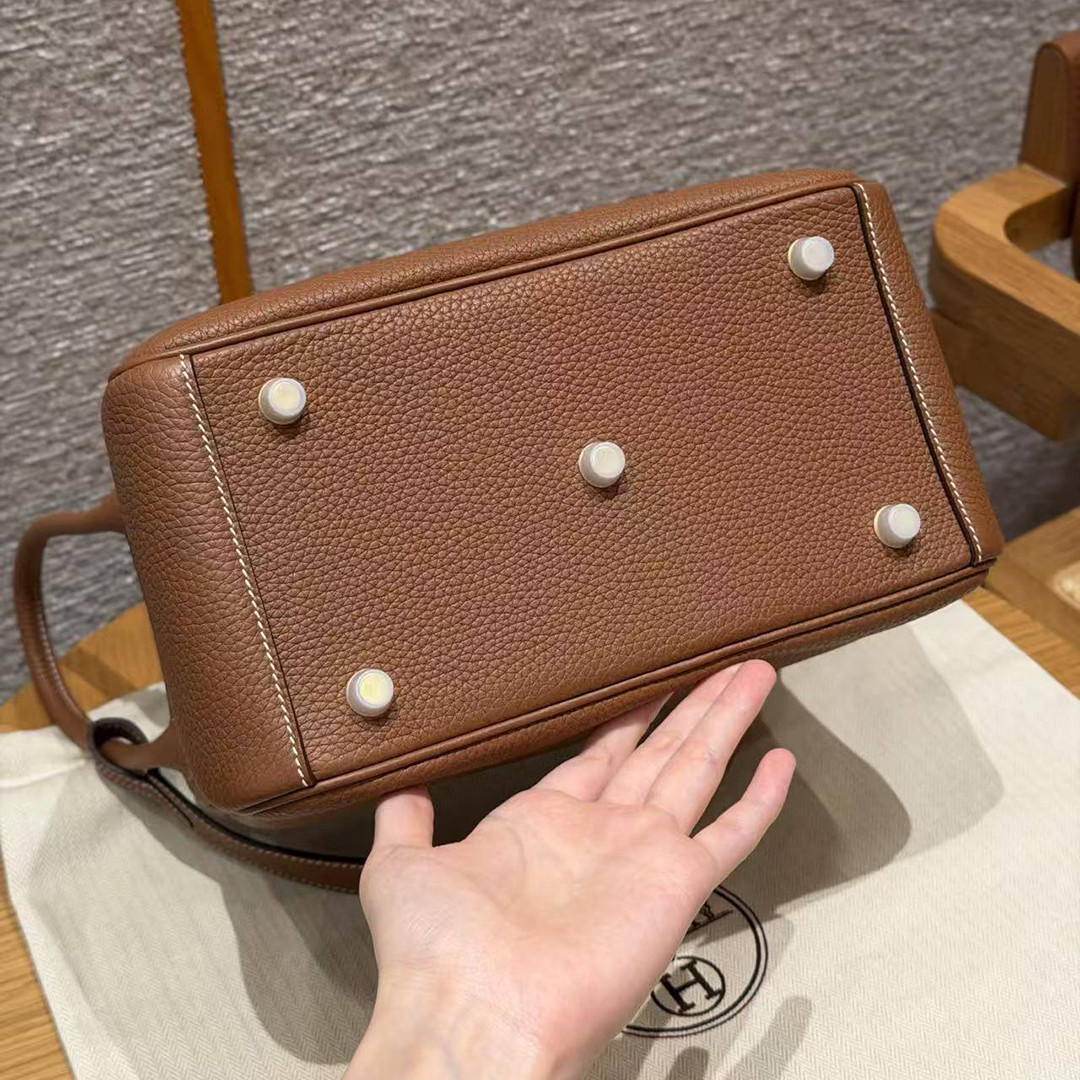 Hermes Lindy 26 CM Bag Handmade In Taurillon Clemence Leather Gold Hardware 37 Gold - Image 18