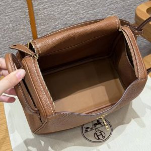 Hermes Lindy 26 CM Bag Handmade In Taurillon Clemence Leather Gold Hardware 37 Gold - Image 17