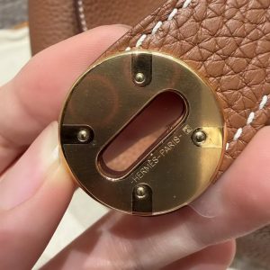 Hermes Lindy 26 CM Bag Handmade In Taurillon Clemence Leather Gold Hardware 37 Gold - Image 16