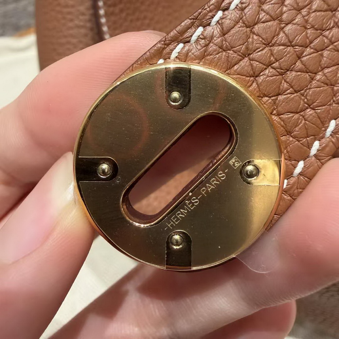 Hermes Lindy 26 CM Bag Handmade In Taurillon Clemence Leather Gold Hardware 37 Gold - Image 16