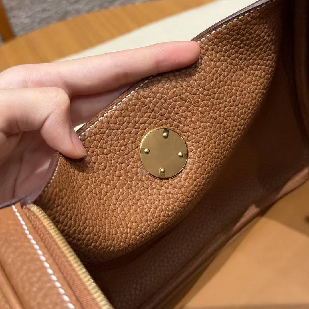Hermes Lindy 26 CM Bag Handmade In Taurillon Clemence Leather Gold Hardware 37 Gold - Image 13