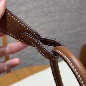 Hermes Lindy 26 CM Bag Handmade In Taurillon Clemence Leather Gold Hardware 37 Gold - Image 9
