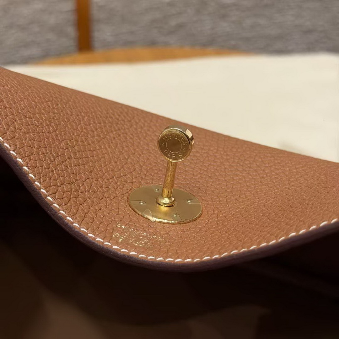 Hermes Lindy 26 CM Bag Handmade In Taurillon Clemence Leather Gold Hardware 37 Gold - Image 6