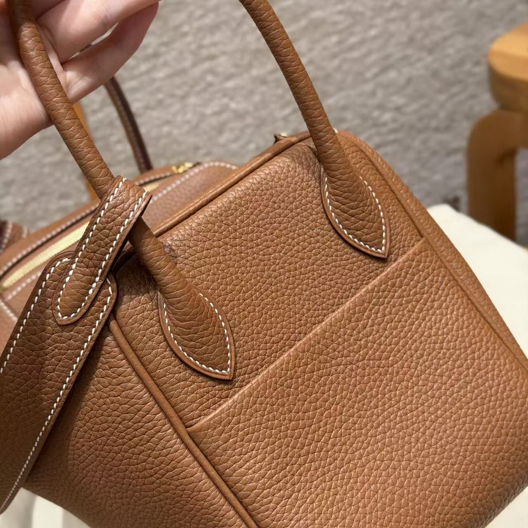 Hermes Lindy 26 CM Bag Handmade In Taurillon Clemence Leather Gold Hardware 37 Gold - Image 4