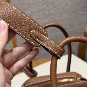 Hermes Lindy 26 CM Bag Handmade In Taurillon Clemence Leather Gold Hardware 37 Gold - Image 3