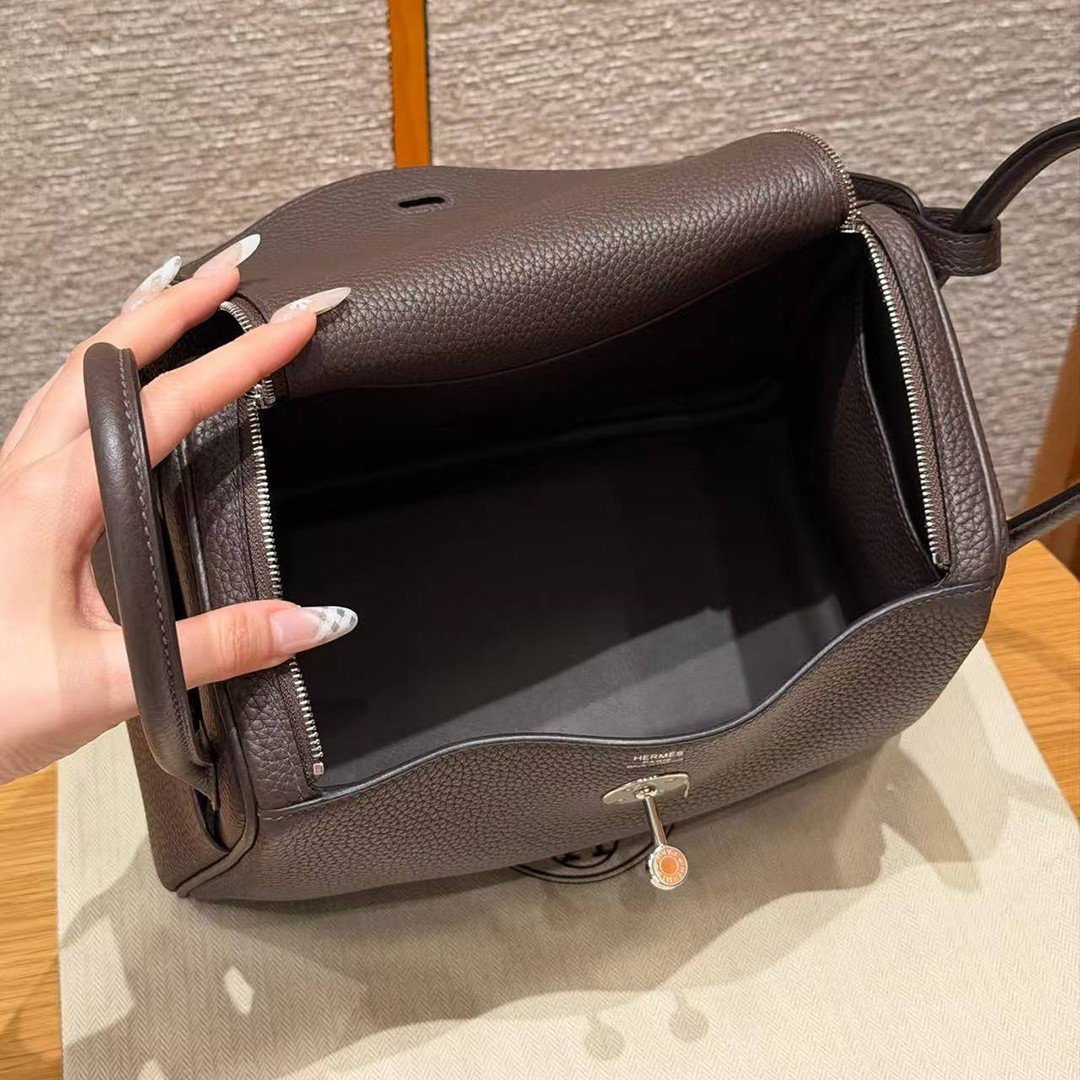 Hermes Lindy 26 CM Bag Handmade In Taurillon Clemence Leather Silver Hardware 46 Ebene - Image 17