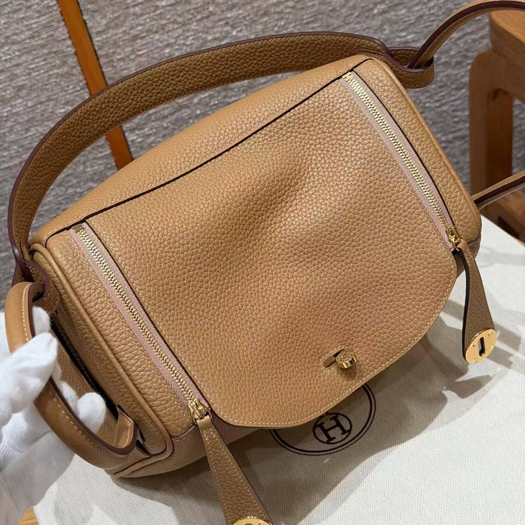 Hermes Lindy 26 CM Bag Handmade In Taurillon Clemence Leather Gold Hardware 4B Biscuit - Image 18