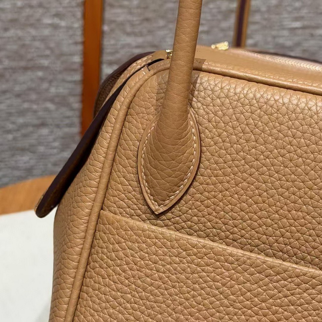 Hermes Lindy 26 CM Bag Handmade In Taurillon Clemence Leather Gold Hardware 4B Biscuit - Image 15