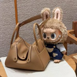Hermes Lindy 26 CM Bag Handmade In Taurillon Clemence Leather Gold Hardware 4B Biscuit - Image 14