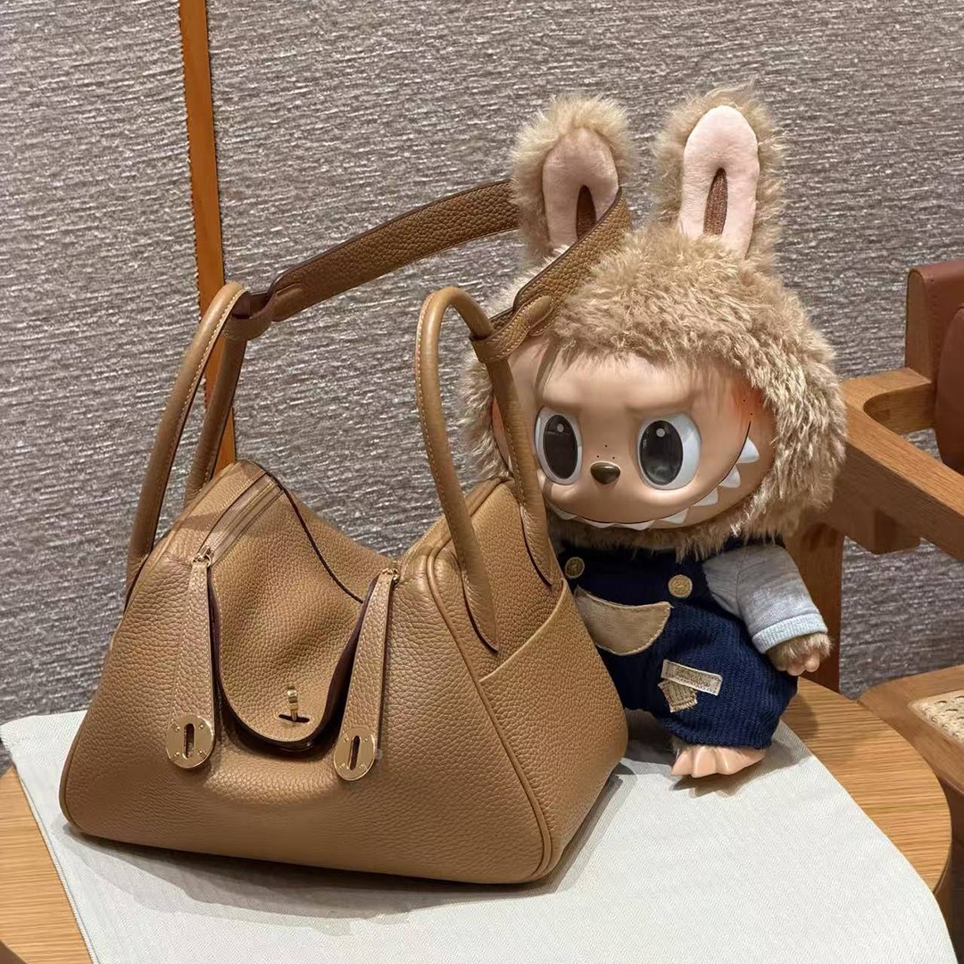 Hermes Lindy 26 CM Bag Handmade In Taurillon Clemence Leather Gold Hardware 4B Biscuit - Image 14