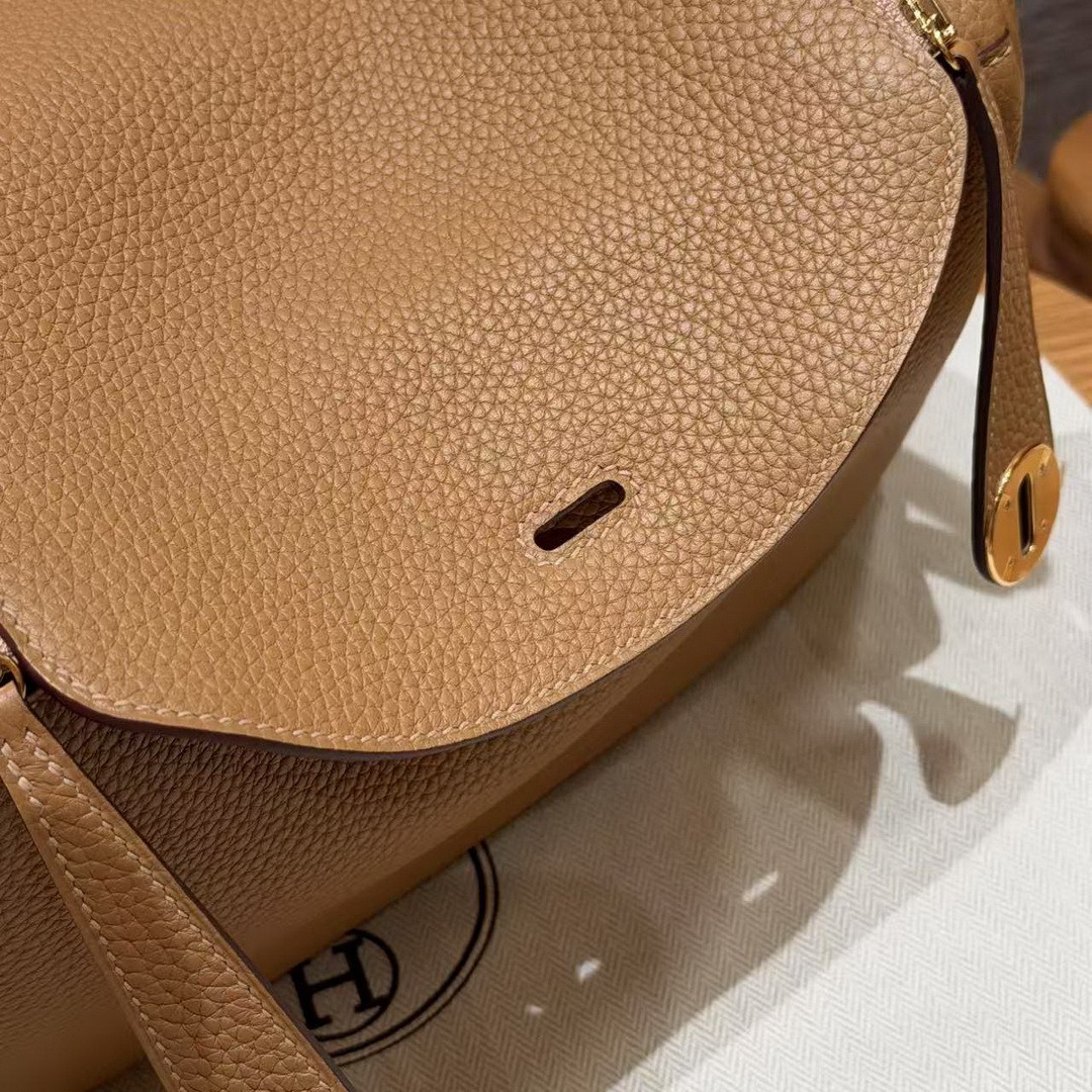 Hermes Lindy 26 CM Bag Handmade In Taurillon Clemence Leather Gold Hardware 4B Biscuit - Image 12