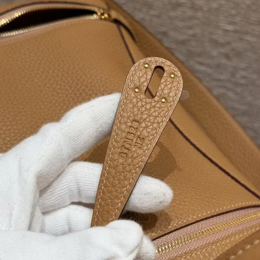 Hermes Lindy 26 CM Bag Handmade In Taurillon Clemence Leather Gold Hardware 4B Biscuit - Image 8