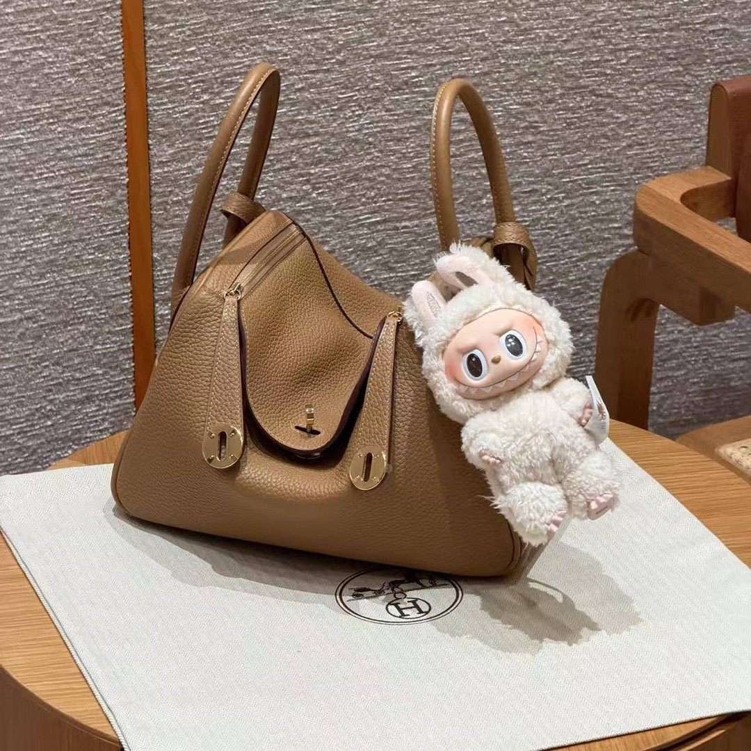 Hermes Lindy 26 CM Bag Handmade In Taurillon Clemence Leather Gold Hardware 4B Biscuit - Image 6
